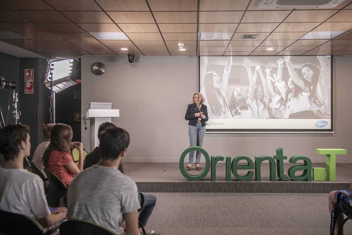 Pfizer comprometido con la orientación laboral de los jóvenes