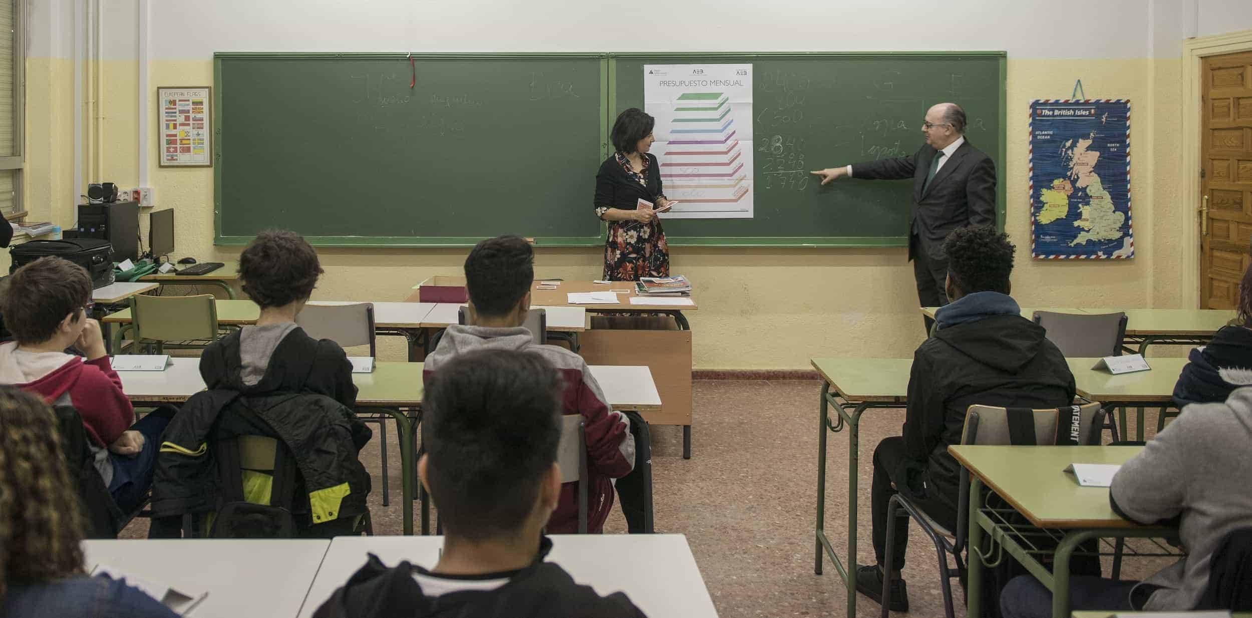 Más de 2.600 empleados de banca llevan la educación financiera a los colegios