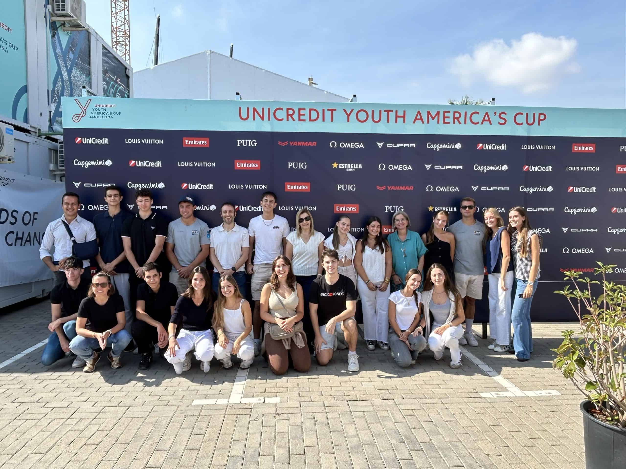 Alumnos de miniempresas en la Youth America’s Cup