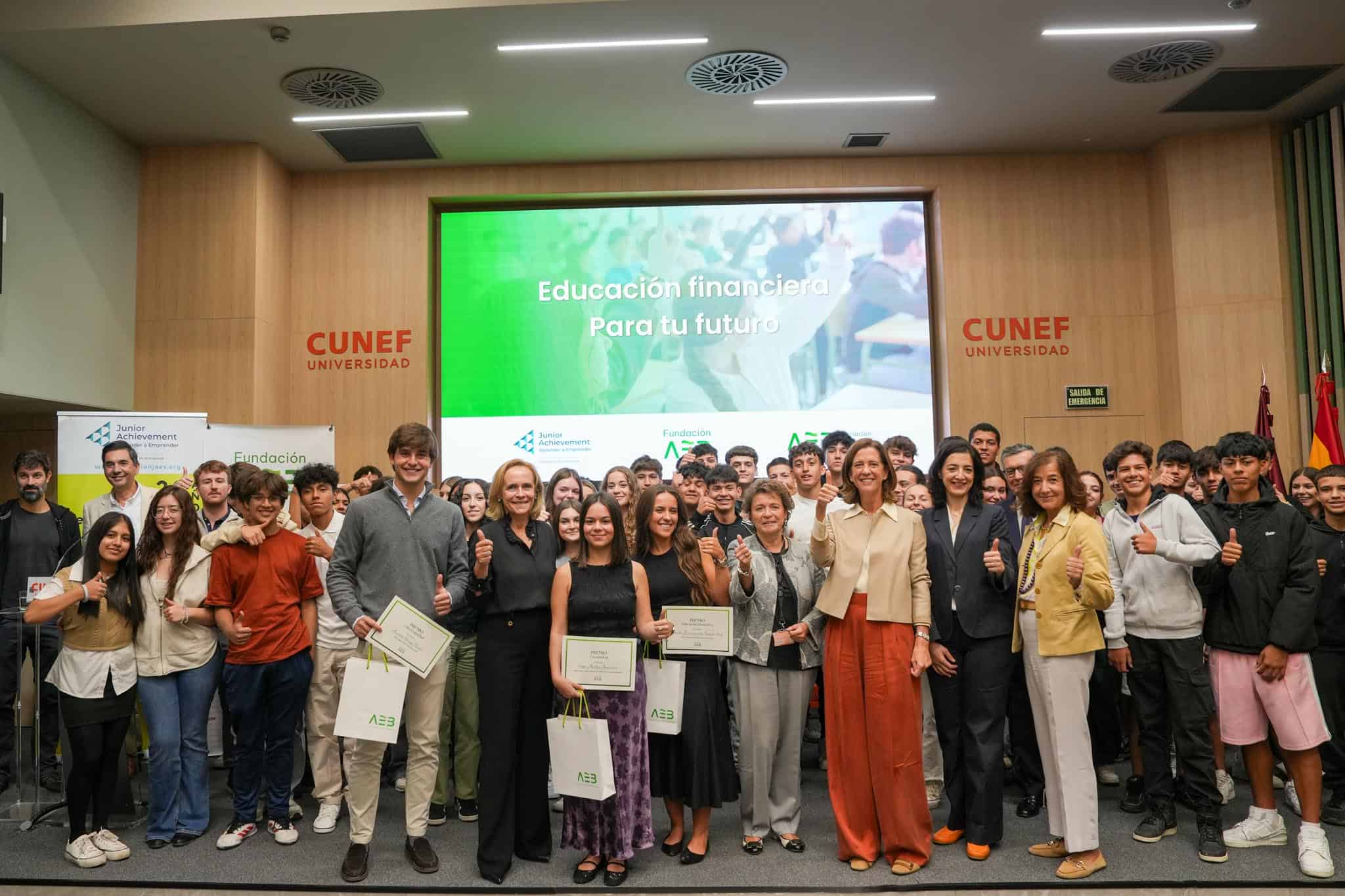 Junior Achievement invita a estudiantes de Secundaria a que charlen con Gloria Ortiz, CEO de Bankinter, y Alejandra Kindelán, presidenta de la AEB