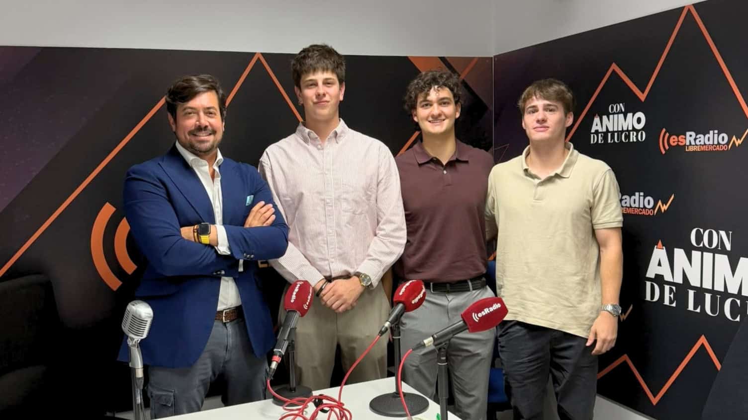 Tres recién graduados ganan el premio de emprendimiento de Junior Achievement
